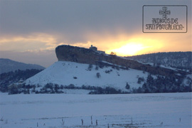 Silueta de la ermita sobre Peña Colorada