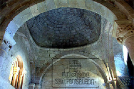 Cúpula e interior románico de la Ermita